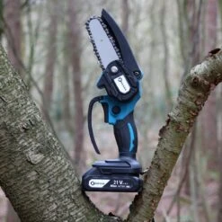 NovarGarden® Mini Kettingzaag NG1 - Met 2x Accu - Takkenzaag - Snoeizaag - Electrisch - Handzaag - Boomzaag - 21V -Tuin- En Buitengereedschapswinkels 1200x1200 1380