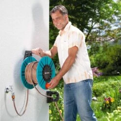 GARDENA - Wandslanghouder 60 Met Slanggeleider - Slanghouder - Maximale Capaciteit 60 Meter -Tuin- En Buitengereedschapswinkels 1200x1200 1639