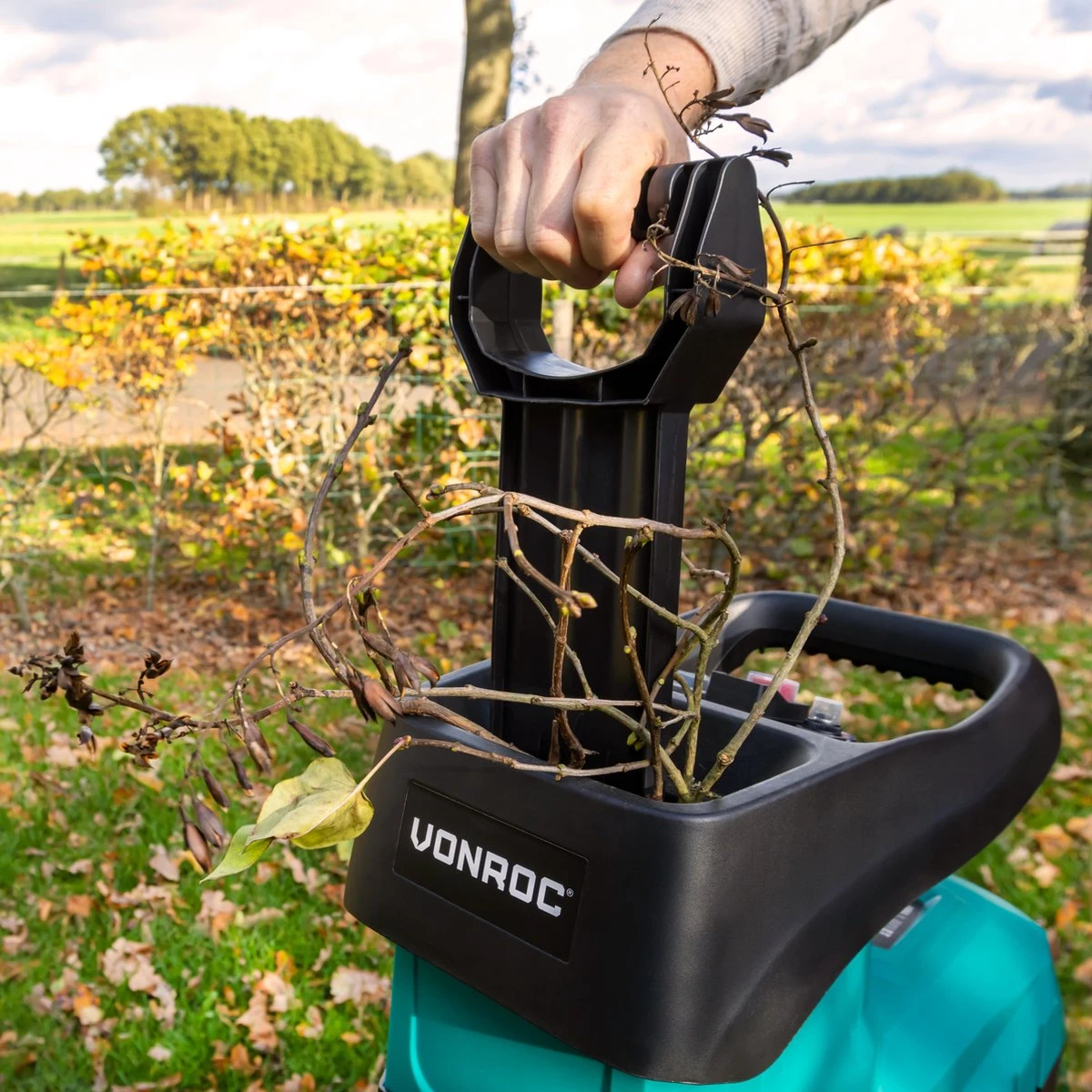 VONROC Stille Hakselaar/Shredder 2800W – Voor Takken Tot Ø45mm – Incl. 60L Opvangbak & Duwstok 6 VONROC Stille Hakselaar/Shredder 2800W – Voor Takken Tot Ø45mm – Incl. 60L Opvangbak & Duwstok - Afbeelding 6