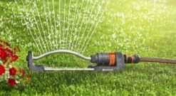 GARDENA - Zwenksproeier Aqua S - Tuinsproeier - 90 Tot 220 M² -Tuin- En Buitengereedschapswinkels 1200x657 2