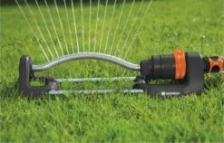 GARDENA - Zwenksproeier Aqua S - Tuinsproeier - 90 Tot 220 M² -Tuin- En Buitengereedschapswinkels 1200x767 1