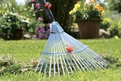 GARDENA Combisysteem Bladhark Hark - Werkbreedte Verstelbaar 30/50 Cm - Aanbevolen Steellengte 130 Cm 10 GARDENA Combisysteem Bladhark Hark - Werkbreedte Verstelbaar 30/50 Cm - Aanbevolen Steellengte 130 Cm -Tuin- En Buitengereedschapswinkels 1200x800 352