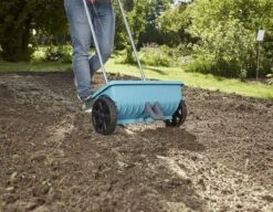 GARDENA - Strooiwagen L - Strooikar - 400m2 - 12.5 Liter -Tuin- En Buitengereedschapswinkels 1200x933 2