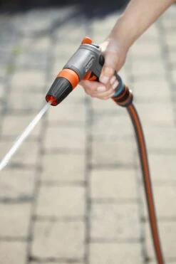 GARDENA - Comfort Reinigingsbroes - Spuitpistool - Traploos Instelbaar -Tuin- En Buitengereedschapswinkels 800x1200 120