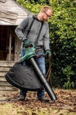 Bosch UniversalGardenTidy 2300 Bladblazer - Op Snoer - 2300 W -Tuin- En Buitengereedschapswinkels 800x1200 37