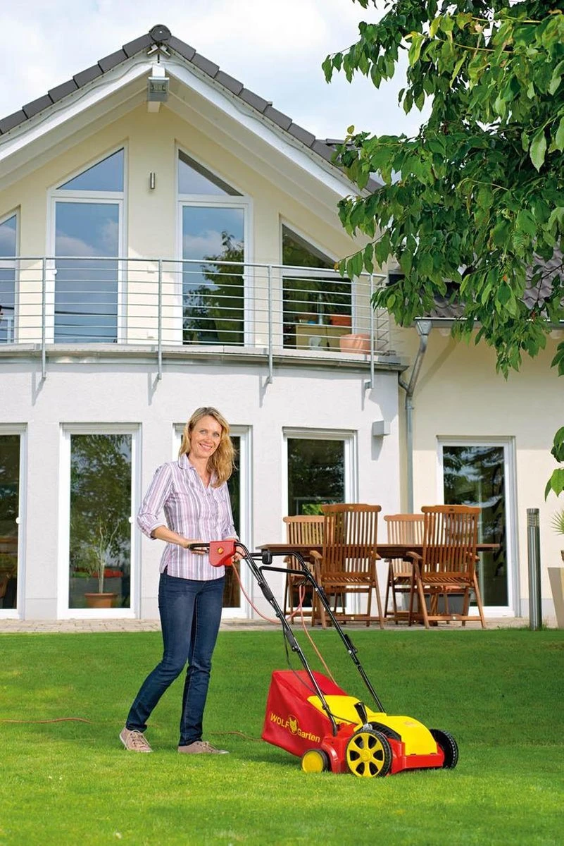 WOLF-Garten Elektrische Verticuteermachine VA 303 E - Werkbreedte 30 Cm - Opvangzak 35 L - 1300 W Motor - Moshark - Verticuteren - Opvangen 5 WOLF-Garten Elektrische Verticuteermachine VA 303 E - Werkbreedte 30 Cm - Opvangzak 35 L - 1300 W Motor - Moshark - Verticuteren - Opvangen - Afbeelding 5