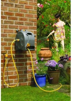 Hozelock Compact Enclosed Reel 2 In 1 - 25 Meter - Slangbox En Muurhaspel In één - Grijs -Tuin- En Buitengereedschapswinkels 858x1200 2
